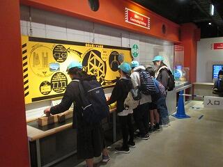 ６年生　社会科見学です。