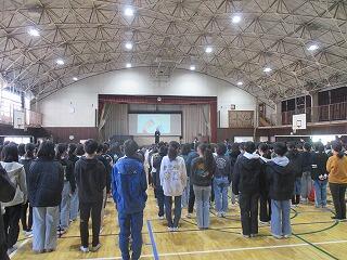 全校朝会です。