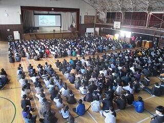 全校朝会です。