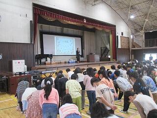 全校朝会です。