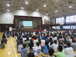 児童朝会（図書委員会）です。