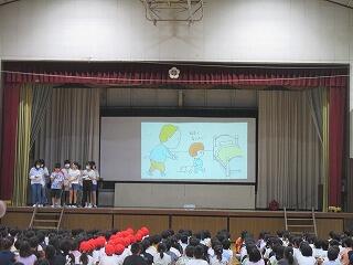 児童朝会（図書委員会）です。