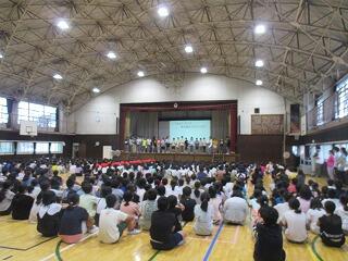 児童朝会（図書委員会）です。